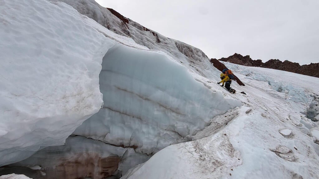 Florida man injured climbing California's Mount Shasta rescued after 2 nights in freezing temps — CBS Miami, Piedmont Health news